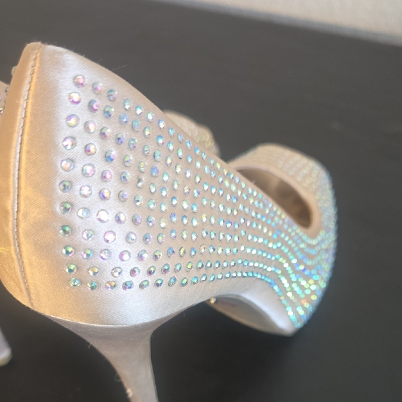 Jennifer Lopez Sparkling Beige Peep-Toe Heels - Picture 7 of 11